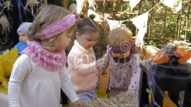 可爱的孩子们在带有树叶的装饰背景下玩得很开心